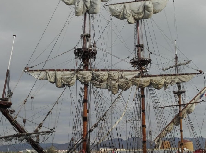 La r&eacute;plica del buque ruso &quot;Shtandart&quot; ha atracado en PortCastell&oacute; para realizar una parada t&eacute;cnica.