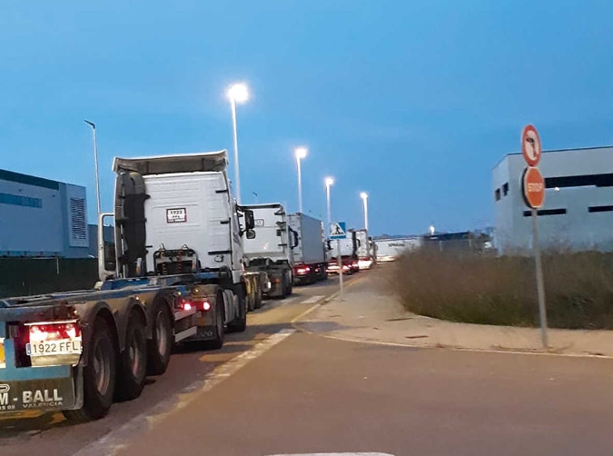 Casi a diario, los transportistas soportan colas de m&aacute;s de dos horas para acceder a los dep&oacute;sitos de contenedores.