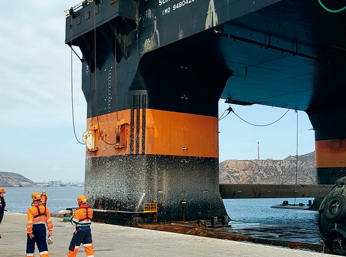 El Puerto de Cartagena acoge un dispositivo especial para el atraque de una plataforma offshore en Escombreras.