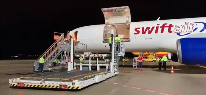 Aterriza en Espa&ntilde;a la primera gran remesa de vacunas contra el COVID-19