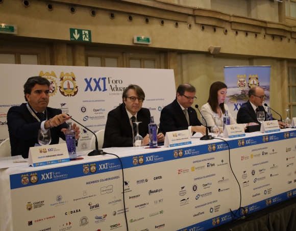 Martín Fernández Prado, presidente de la Autoridad Portuaria de A Coruña; Miguel Corgos López-Prado, conselleiro de Hacienda de la Xunta de Galicia; Antonio Llobet de Pablo, presidente del Consejo General de los Colegios de Agentes de Aduanas; Nerea Rodríguez, directora del Departamento de Aduanas e Impuestos Especiales; y Carlos González-Chas Picó, presidente del Colegio de Agentes de Aduanas de A Coruña. Foto: J. M.