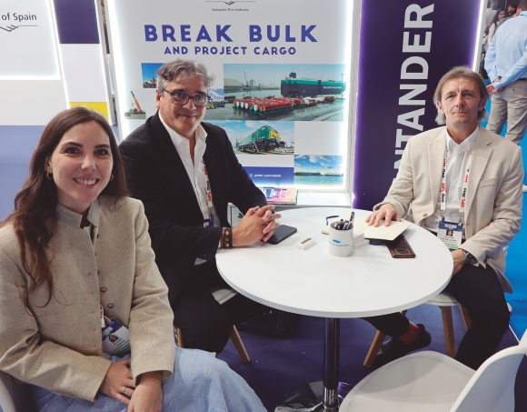 Guillermo Ortiz (derecha) y Elísabet Fuentes, de la AP de Santander, con Cristóbal Ruiz, de Bergé. Foto J.P.