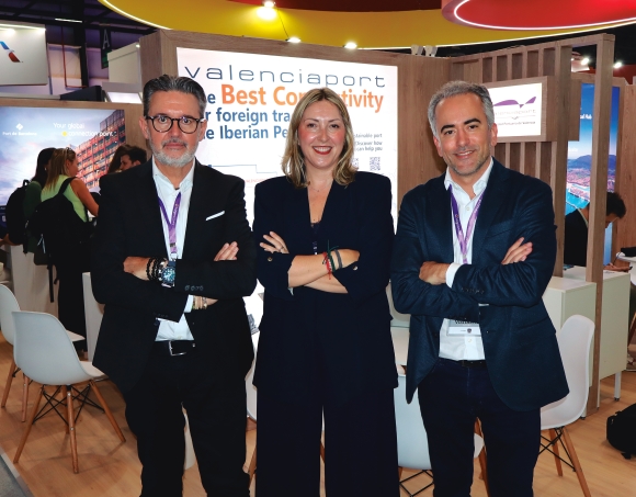 Miguel Garín, director de Desarrollo Internacional Fundación Valenciaport; Cristina Rodríguez, jefa de Contenedores y Cargadores de la AP de Valencia; y Jonas Mendes, delegado de la Fundación Valenciaport en Brasil. Foto J.P.