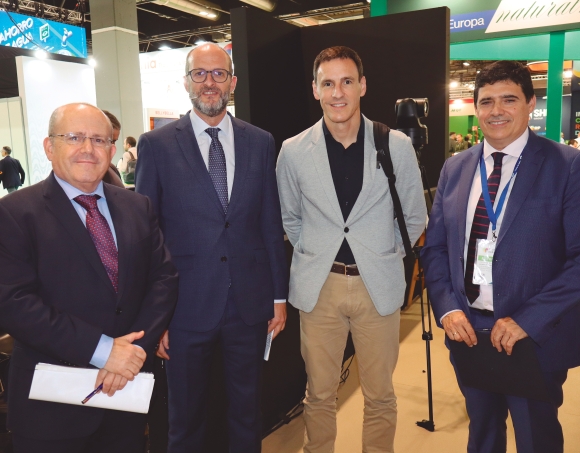 De izquierda a derecha Ignasi Sayol (Inprous), Pedro García (Puertos del Estado), Andima Ormaetxe (Autoridad Portuaria de Bilbao) y Jaime Beltrán (Autoridad Portuaria de Huelva). Foto M. J.