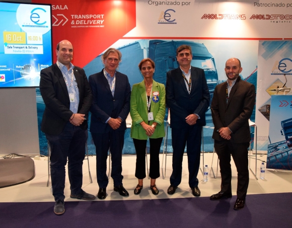 De izquierda a derecha: Miguel Jiménez, director de Diario del Puerto; Jesús Cuellar, presidente de Foro MADCargo; Nuria Lacaci, secretaria general de ACE; Tomás Vázquez, jefe de la División de Desarrollo de Carga Aérea de AENA; y Jaume Adrover, responsable de la Comisión de Carga Aérea de BCL. Foto M.C.