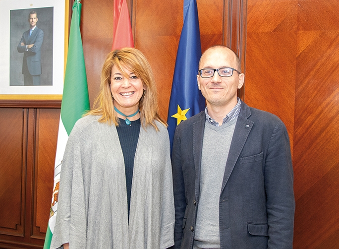 La presidenta de la Autoridad Portuaria de Huelva, Pilar Miranda, y el director del Festival de Cine Iberoamericano de Huelva, Manuel H. Mart&iacute;n.