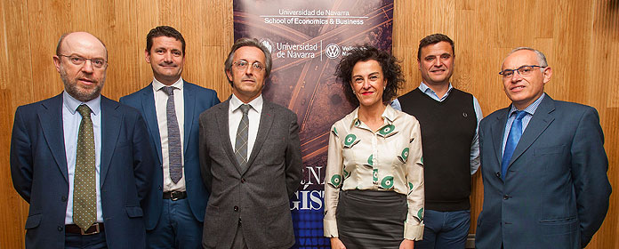 Izq. a dcha: Pablo Mend&iacute;vil, profesor de la asignatura de Log&iacute;stica de la Universidad de Navarra; Pedro Becerril, director de Log&iacute;stica del Grupo Virto; Carlos &Aacute;lvarez, director general de Intermalta; Cristina Lecumberri, directora gerente de la Asociaci&oacute;n de Industrias Agroalimentarias de Navarra, La Rioja y Arag&oacute;n; Eduardo Irigoyen, responsable de Log&iacute;stica de Florette Ib&eacute;rica; Jos&eacute; Antonio Alfaro, coordinador de la C&aacute;tedra de Empresa Volkswagen Navarra-Universidad de Navarra.