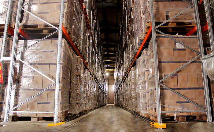 El sistema ofrece una capacidad para 15.500 paletas de 1.000 kilos, aprovechando el espacio de almacenaje al m&aacute;ximo.