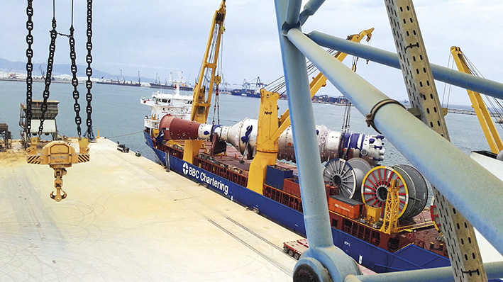 Portsur Castell&oacute;n descarga una torre de vac&iacute;o de casi 700 toneladas para la refiner&iacute;a de BP