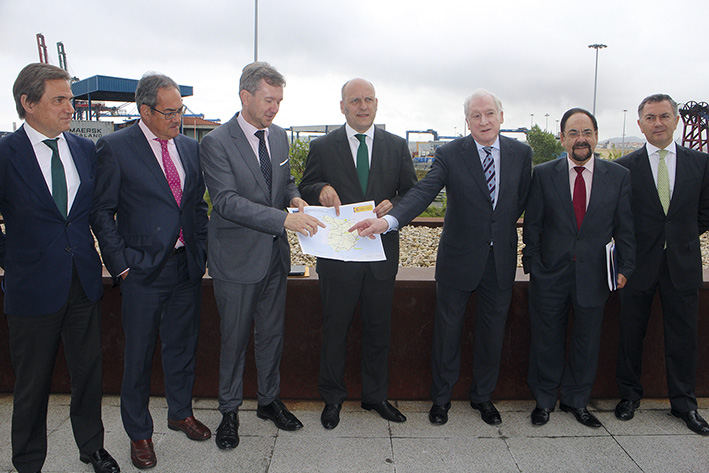 Desde la izquierda: Luis Gabiola, director de Operaciones, Comercial y Log&iacute;stica de la Autoridad Portuaria de Bilbao; Baudilio Fern&aacute;ndez-Mardomingo, delegado territorial de la Junta de Castilla y Le&oacute;n en Burgos; Francisco Javier Lacalle, alcalde de Burgos; Asier Atutxa, presidente de la Autoridad Portuaria de Bilbao; Antonio Miguel M&eacute;ndez, presidente de la C&aacute;mara de Comercio de Burgos; &Aacute;ngel Guerra, vicepresidente de la Diputaci&oacute;n Provincial de Burgos; Jos&eacute; &Aacute;ngel Corres, presidente de la C&aacute;mara de Comercio e Industria de Bilbao. Foto J.P.