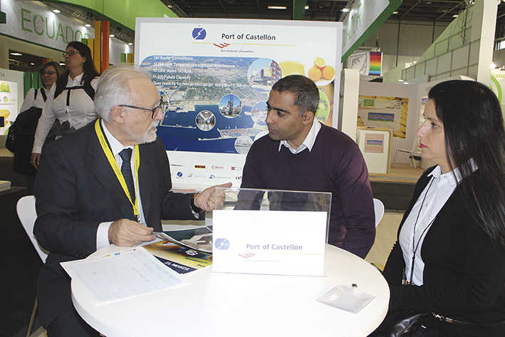 .Miguel Rojo, presidente de la Fundaci&oacute;n PortCastell&oacute; (izquierda), con Shay Michaeli y Michal Michaeli, director general y directora financiera, respectivamente, de T.S.M. de Israel. Foto J.P.