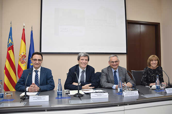 Luis Arciniega, director de la C&aacute;tedra Demetrio Ribes; Aurelio Mart&iacute;nez, presidente de la AP de Valencia; Josep Vicent Boira, secretario auton&oacute;mico de Vivienda, Obras P&uacute;blicas y Vertebraci&oacute;n del Territorio e Inmaculada Aguilar, autora de la publicaci&oacute;n.