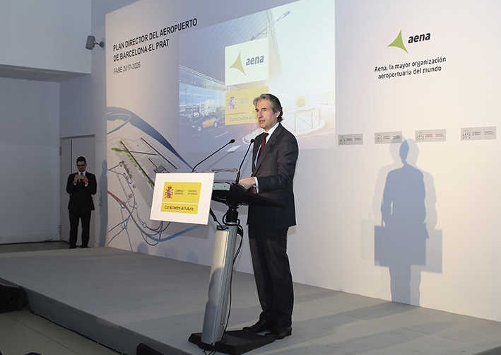 El ministro de Fomento, &Iacute;&ntilde;igo de la Serna, durante la presentaci&oacute;n, ayer, del Plan Director del Aeropuerto de Barcelona. Foto JM Rojas.