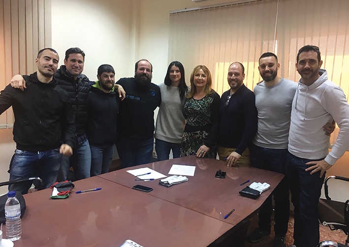 En el centro de la imagen, Natalia Vicente, acompa&ntilde;ada por Lola Montalt, responsable de formaci&oacute;n de SEVASA, flanqueadas por los trabajadores que tambi&eacute;n han realizado el curso de trinca.