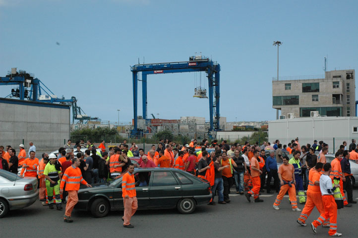 Los sindicatos de la estiba del Puerto de Bilbao acuerdan el cumplimiento estricto del convenio
