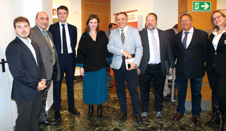 Desde la izquierda: Jaime Rodríguez, director de Confebus; Víctor Esteban, secretario general de Fundación Corell; Jaime Moreno, director general de Transporte Terrestre del MITMA; María José Rallo, secretaria general de Transportes y Movilidad; Ramón Valdivia, vicepresidente ejecutivo de ASTIC; Juan Manuel Martínez, vicepresidente de AET; y Francisco Paz, director RRII de DAC Docencia, el viernes al inicio de la jornada. Fotos B.C.