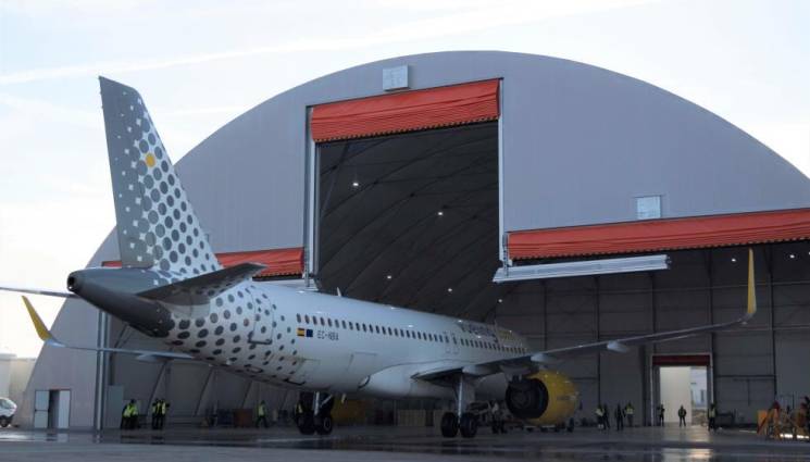 Nuevo hangar de mantenimiento de aviones con la entrada de la primera aeronave para la realización de trabajos de mantenimiento en base.