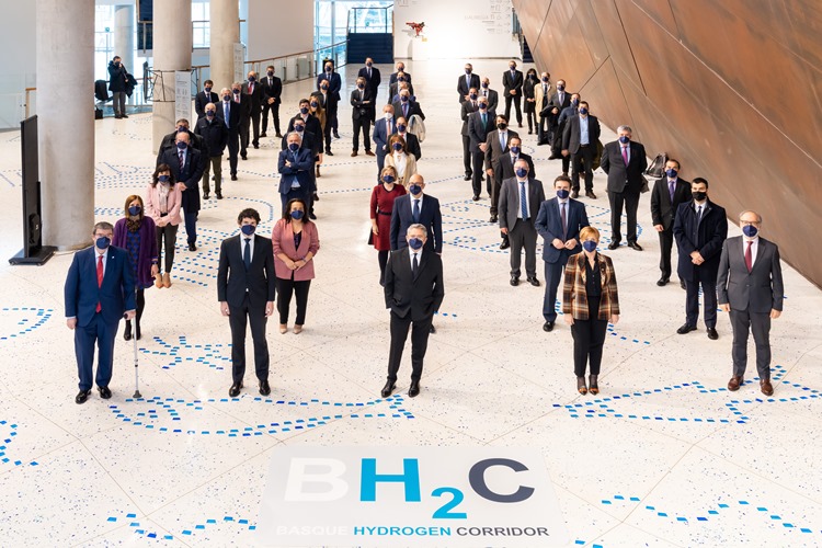 Los representantes de las empresas e instituciones que conforman el Corredor Vasco del Hidr&oacute;geno, en Bilbao.