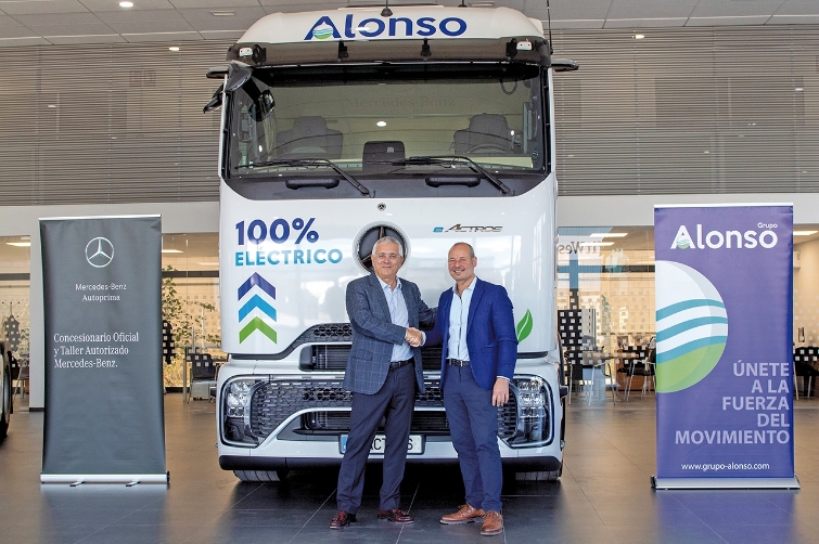 Grupo Alonso incorpora nuevas tractoras eléctricas para servicios de media y larga distancia, dentro de su apuesta por ofrecer un servicio de transporte eficiente y sostenible. Un momento de la entrega de las nuevas tractoras.
