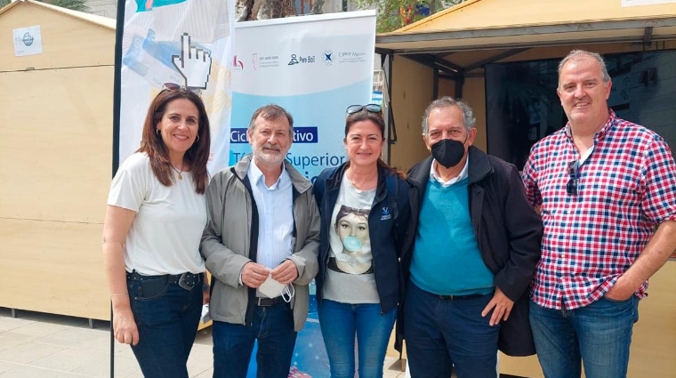 De izquierda a derecha: Almudena del Río, profesora del CIPFP Mislata; Manuel Gomicia, director general de Formación Profesional y Enseñanzas de Régimen Especial; Ana Rumbeu, directora de Formación de la Fundación Valenciaport; Miguel Soler, secretario autonómico de Educación y FP; y Alberto Pérez, profesor del CIPFP Ausiàs March.