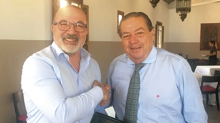 Vicente Boluda, presidente de la ANV, entreg&oacute; una metopa a Antonio Crespo en reconocimiento a su dedicaci&oacute;n y contribuci&oacute;n al funcionamiento, desarrollo y crecimiento de la Asociaci&oacute;n desde su cargo como director gerente de la ANV a lo largo de una d&eacute;cada (2008-2018).