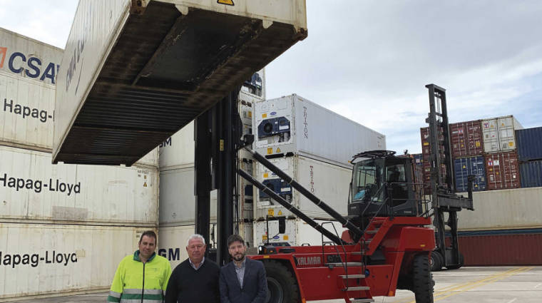 Desde la izquierda, Graciano &Aacute;vila, maquinista de Intercontainer; Jos&eacute; &Aacute;vila, gerente de Intercontainer, y Eduardo Fern&aacute;ndez, responsable comercial Kalmar.