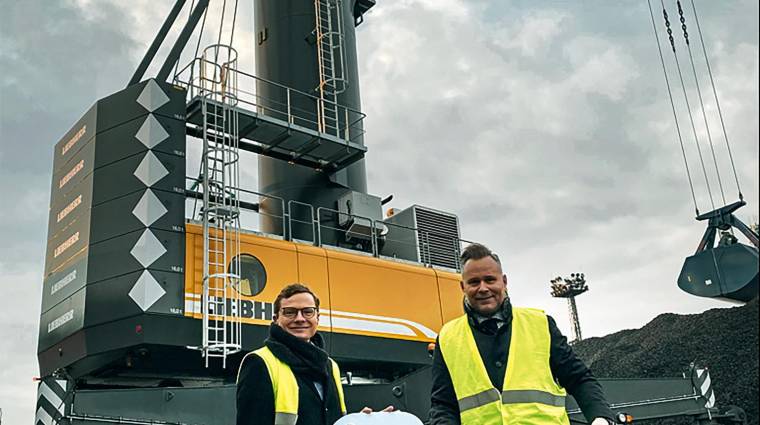 El gerente de Ventas de Liebherr, Jan Hammerschmidt, entregó la nueva grúa a Radosław Stojek, director ejecutivo del operador portuario polaco Port Gdańsk Eksploatacja.