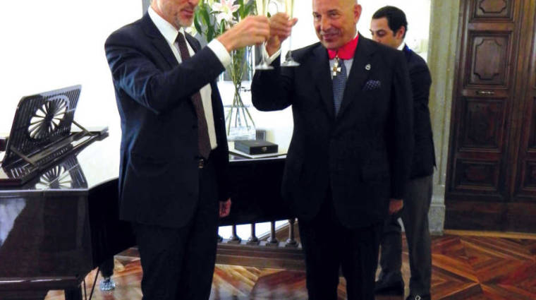 El embajador de Finlandia en Italia, Janne Taalas (izquierda), entreg&oacute; la condecoraci&oacute;n a Emanuele Grimaldi, consejero delegado de Grimaldi Group y presidente y CEO de Finnlines.