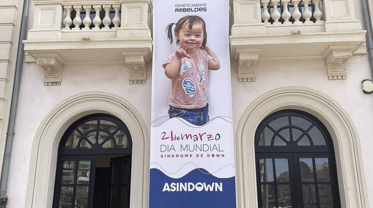 La Autoridad Portuaria de Valencia ha colgado en la fachada principal del Edificio del Reloj una gran pancarta por el día Mundial del Síndrome de Down que permanecerá expuesta tres días.