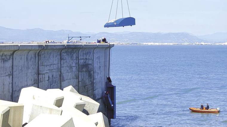 Un momento de la instalación del dispositivo en la zona norte de La Marina del Puerto de Valencia.