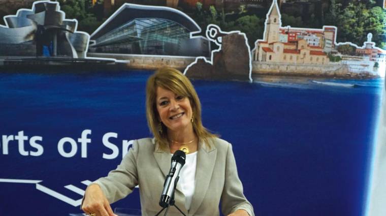 Pilar Miranda, presidenta del Puerto de Huelva, durante su presentación el martes en el stand de OPPE. Foto FV
