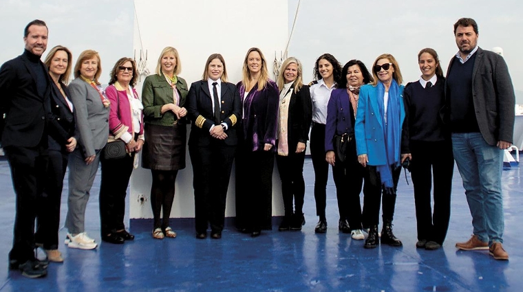 De izquierda a derecha: Carlos Cotoner; Carmen García, directora de Marketing de Trasmed; Isabel Villamayor y Cati Llorente, representantes de BPW Madrid; Paz Martín, presidenta del Comité Permanente de Negocio, Comercio y Tecnología de BPW International (International Federation of Business and Professional Women) y BPW Madrid; Carmen Santón, capitana del Ciudad de Palma; Jana Peiró, directora de Pasaje de Trasmed; Ana Abella, miembro de BPW Madrid; Blanca Díaz-Pache de Besa, segunda oficial del buque; Cristina Cubeiro y Mª Luisa San José, de BPW Madrid, junto a Regina Palaus, primera oficial del Ciudad de Palma y Toni Gómez, miembro de Trasmed.