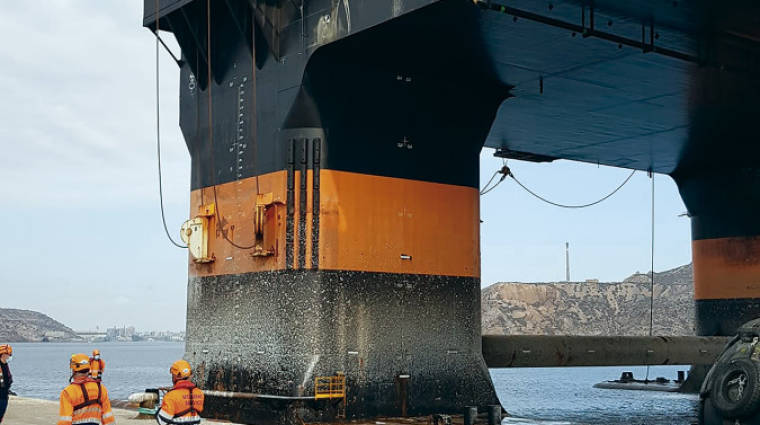 El Puerto de Cartagena acoge un dispositivo especial para el atraque de una plataforma offshore en Escombreras.