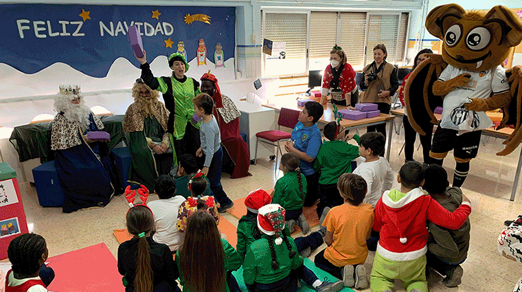 Los niños del Distrito Marítimo de Valencia volvieron a contar con los juguetes y regalos de Aportem – Puerto Solidario Valencia y del Valencia C.F.