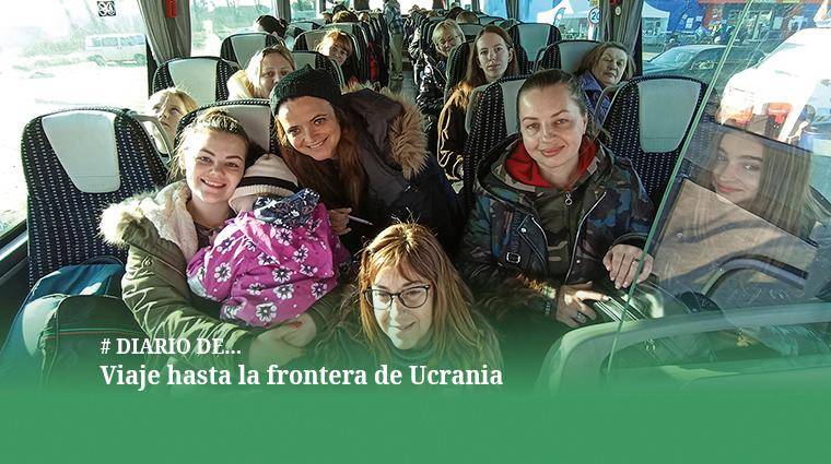 Clara Arnal y Llanos García, responsables de la fundación Juntos por la Vida, se despiden de los pasajeros ya a bordo del bus. Foto A.Tejera.