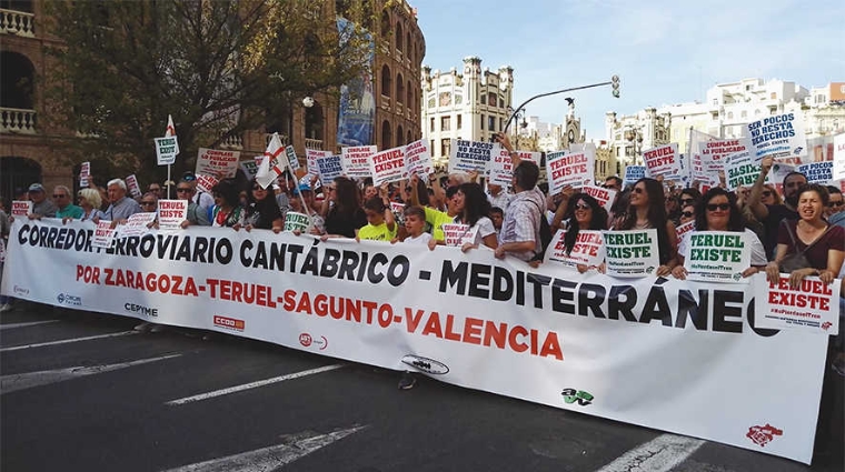 Organizaciones vecinales, sindicatos, asociaciones empresariales y hasta representantes de todo el espectro pol&iacute;tico secundaron la marcha organizada por la Confederaci&oacute;n de Asociaciones de Vecinos y Consumidores.