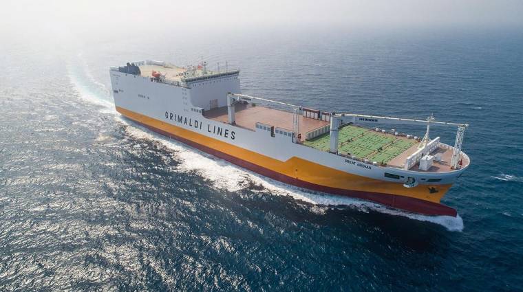 El buque puede transportar contenedores y carga rodada.