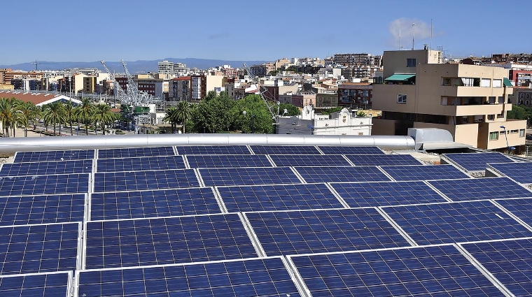 Las instalaciones de placas solares servirán como prueba piloto para la implantación de la Smart Grid, un sistema inteligente para la gestión de la energía verde de la futura comunidad energética portuaria.