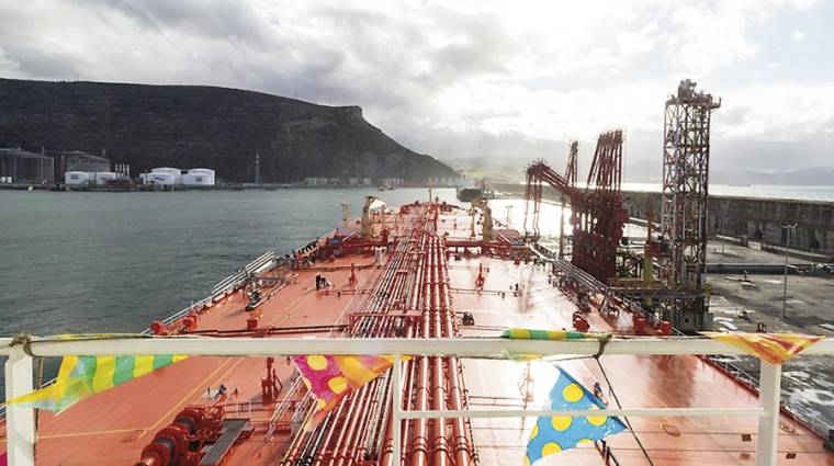 El petrolero &ldquo;Eagle&rdquo;, atracado en el muelle operado por Petronor en el Puerto de Bilbao, en Zierbena, pr&oacute;ximo a su refiner&iacute;a.