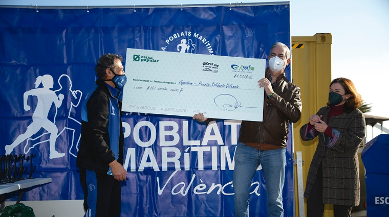 Manuel Garsando Garc&iacute;a, presidente del C. A. Poblats Mar&iacute;tims, entidad organizadora del evento; Francisco Prado, presidente de Aportem-Puerto Solidario Valencia; y Marta Villalonga, jefe de gabinete de Presidencia de la APV, en el momento de recoger el donativo realizado por los participantes a Aportem.