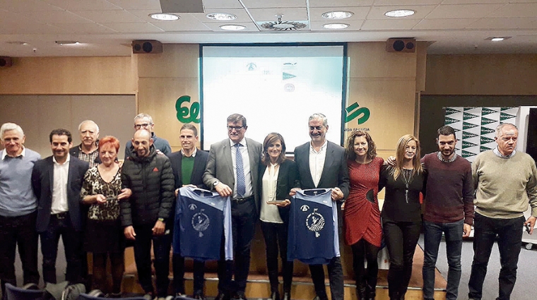 En el centro, Borja Santamar&iacute;a, gerente de la Fundaci&oacute;n Deportiva Municipal; Pau Rico, director de Relaciones Externas del Corte Ingl&eacute;s; Cristina Mart&iacute;nez, responsable de Secretar&iacute;a del Club de Atletisme Poblats Maritims y Paco Prado, presidente de Aportem &ndash; Puerto Solidario Valencia.