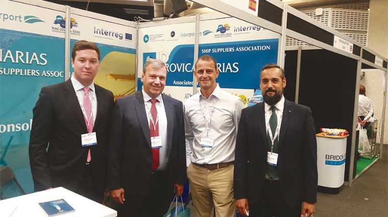 El presidente de Provicanarias, Carlos D&iacute;az, junto a asociados y asistentes a la Feria.
