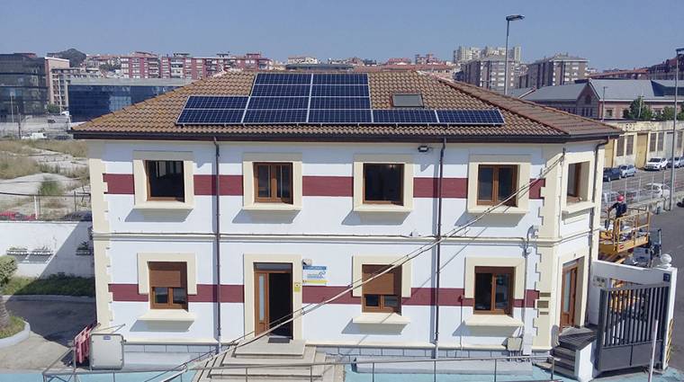 Paneles solares en la sede de la Zona Franca de Santander en el recinto portuario.