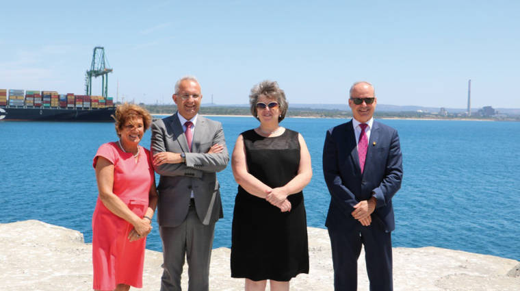 La ministra del Mar de Portugal, segunda por la derecha, durante su visita al Puerto de Sines.