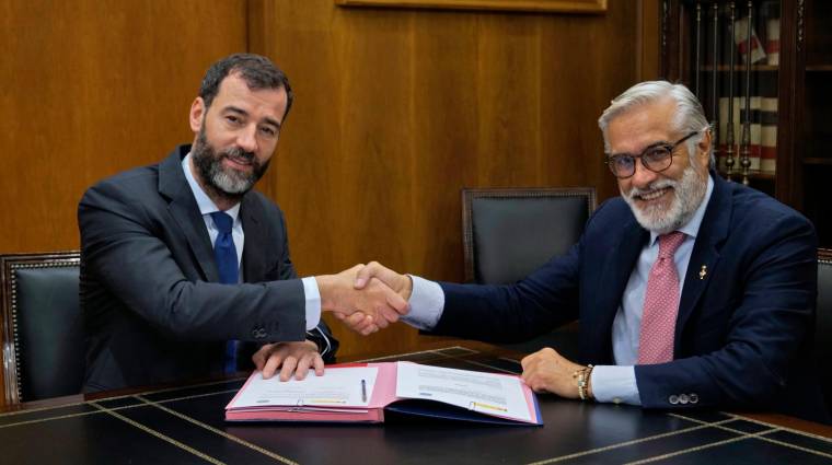 El director general de Marina Mercante, Benito Núñez Quintanilla, y el presidente de AINE, Diego Fernández Casado, han suscrito el acuerdo.