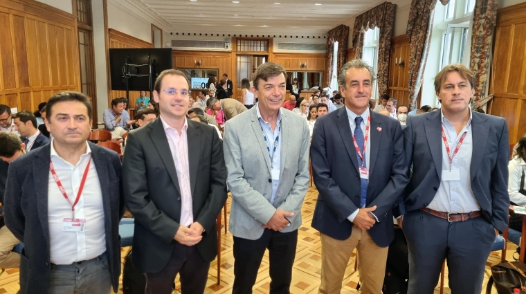 Desde la izquierda: Santiago Díaz Fraile, director de la AP de Santander; Daniel Alvear, director general de Industria de Cantabria, Carlos Andradas, rector de la UIMP; Francisco Martín, presidente de la AP de Santander; Óscar Pernía, socio fundador y director técnico de Next-Port.