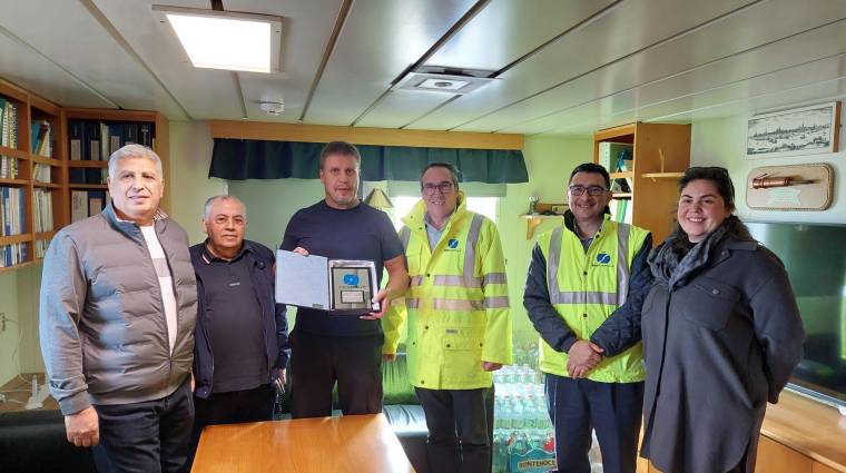 Representantes de la AP de Castellón, Medkon y Carriers LTD durante la entrega de la metopa conmemorativa al capitán del buque “Shipper”.