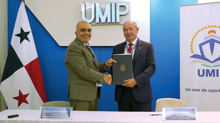 Ricardo Barkala, presidente de la Autoridad Portuaria de Bilbao (derecha) y Víctor Luna, rector de la Universidad Marítima Internacional de Panamá (UMIP).
