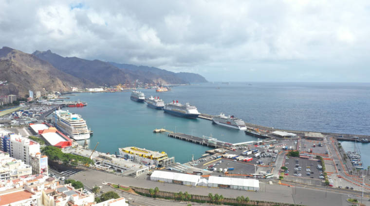 El tr&aacute;fico de cruceros coge fuerza en Tenerife con la escala simult&aacute;nea de varios buques.