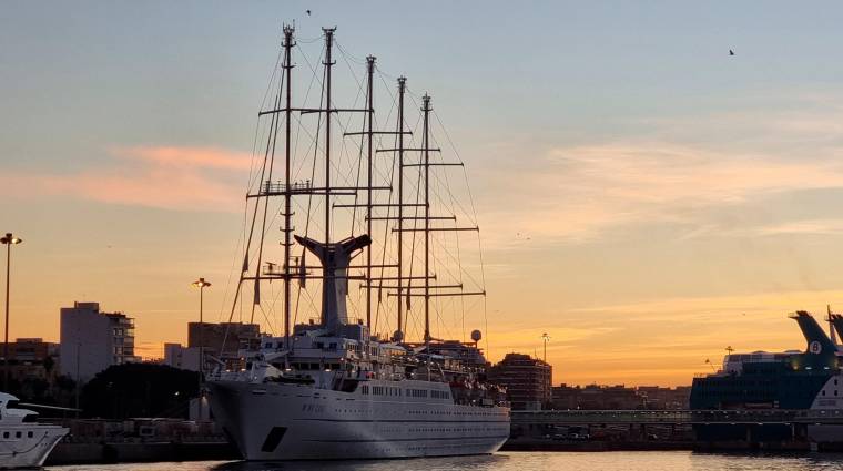 El velero “Wind Surf” cierra la temporada de cruceros en Almería